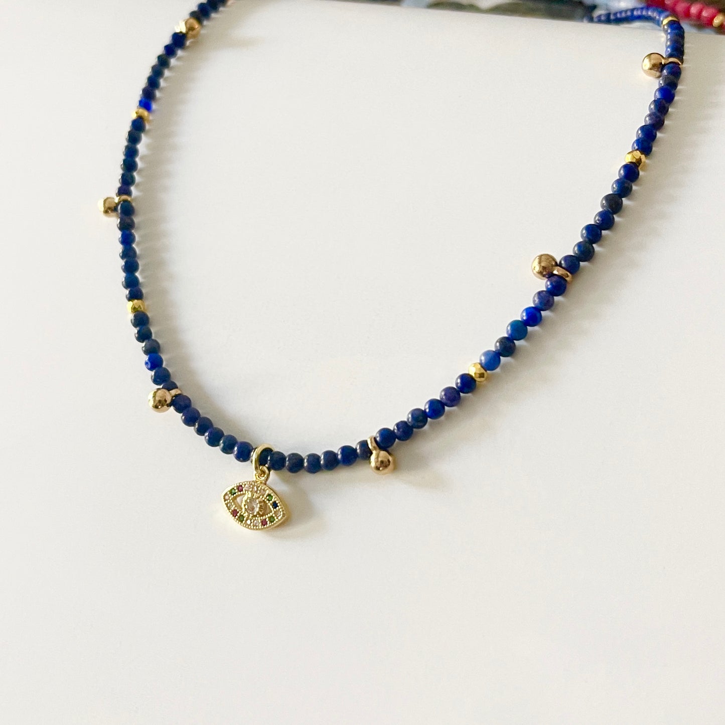 Collar con dije de OJITO