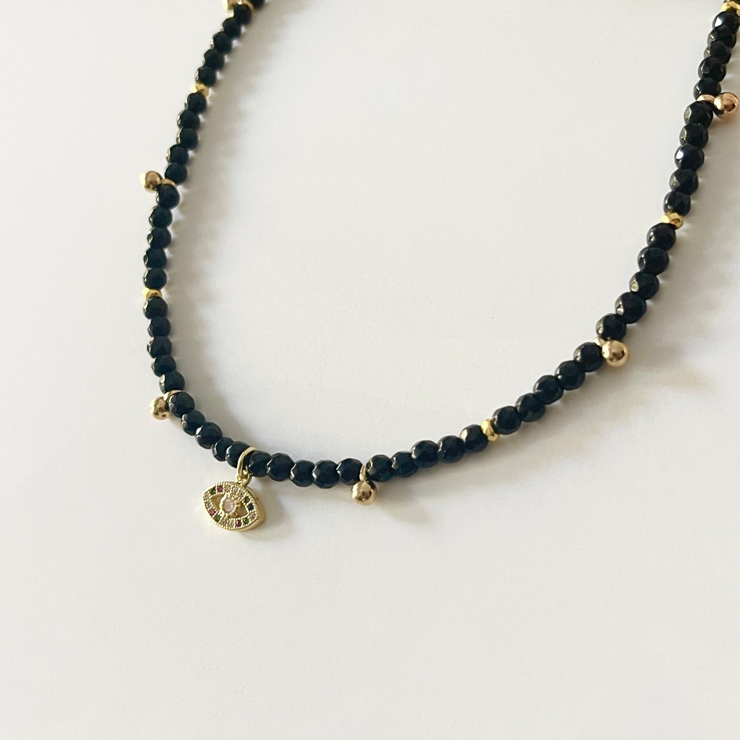 Collar con dije de OJITO