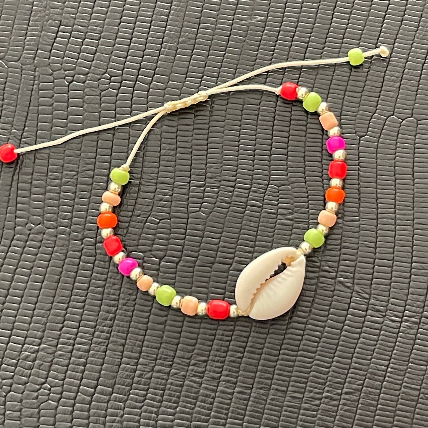 Pulsera ajustable de colores con CONCHA