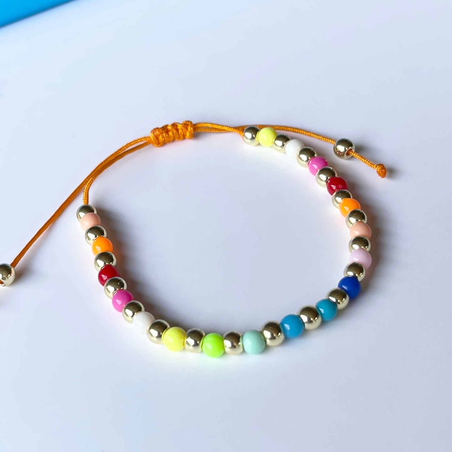 Pulseras ajustables de colores y con ojito