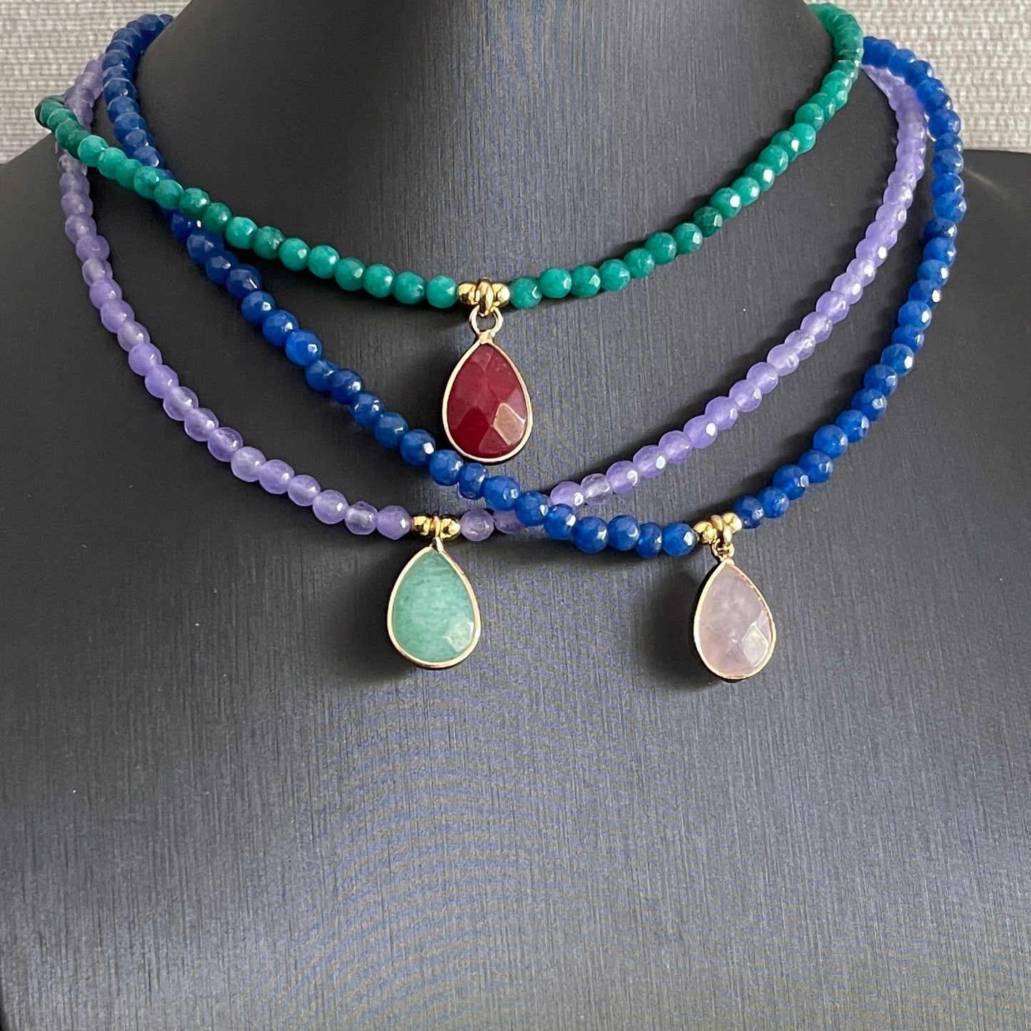 Collar con dije de GOTA