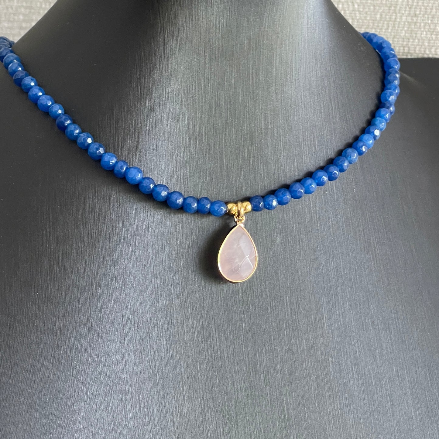 Collar con dije de GOTA