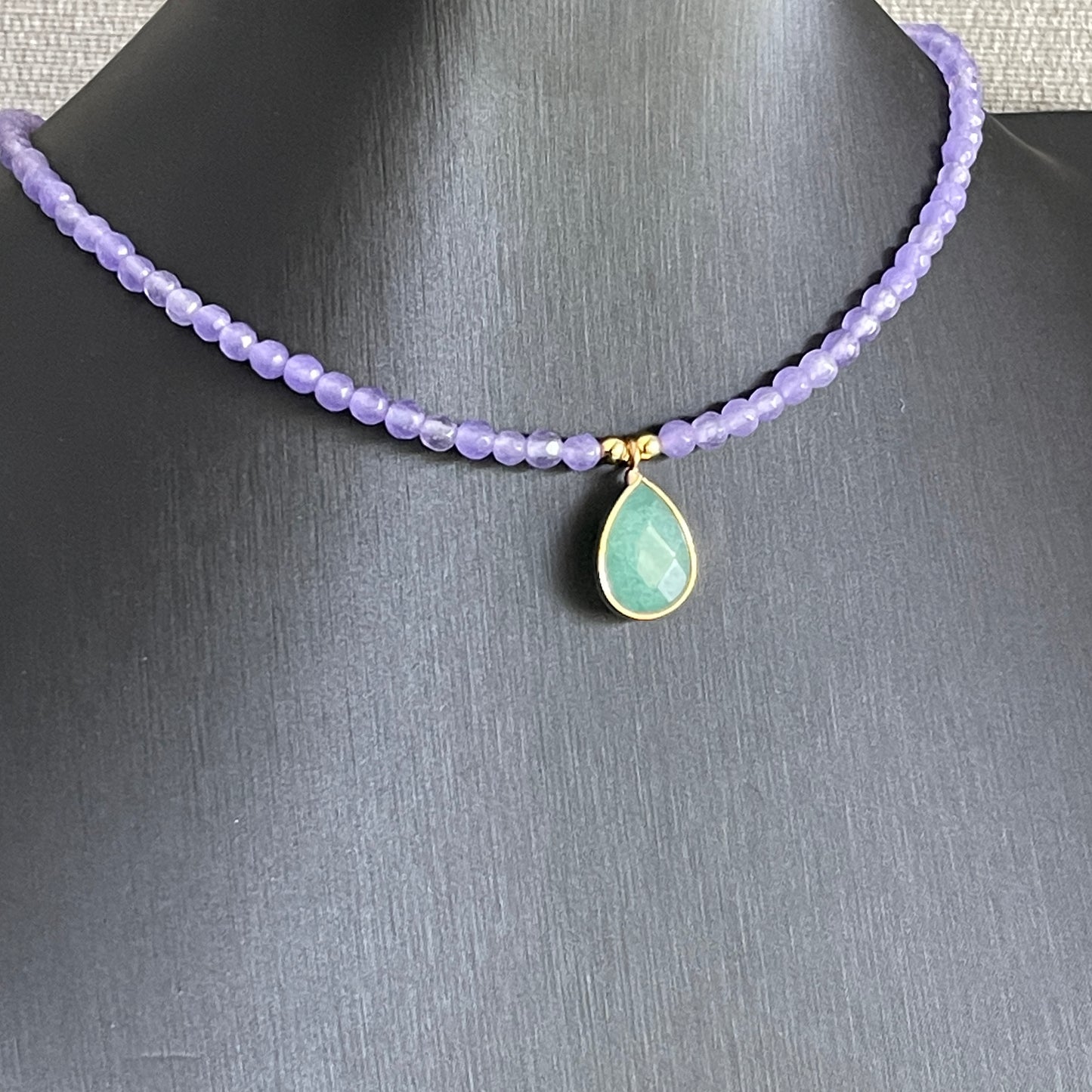 Collar con dije de GOTA