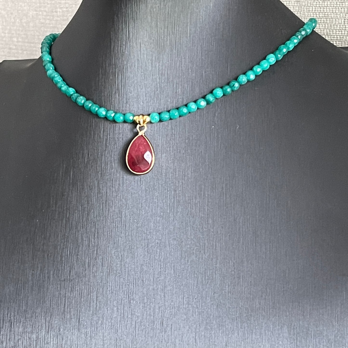 Collar con dije de GOTA