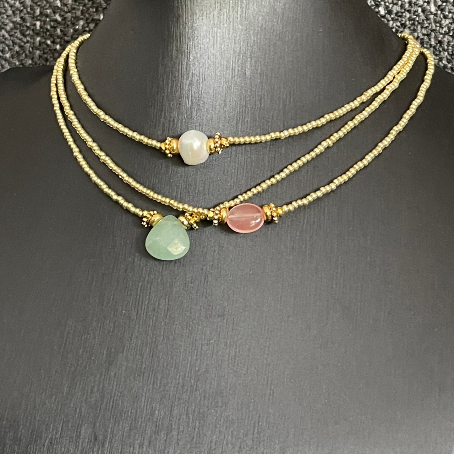Collar dorado con PIEDRA natural