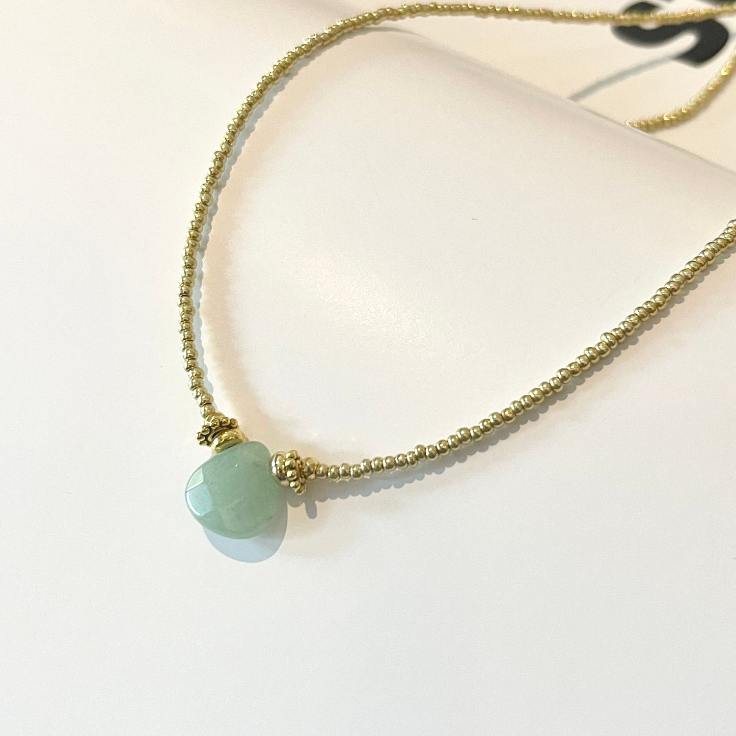 Collar dorado con PIEDRA natural