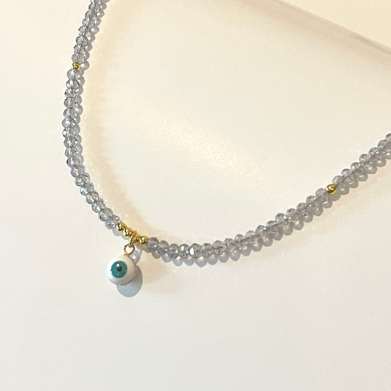 Collar con dije de OJITO