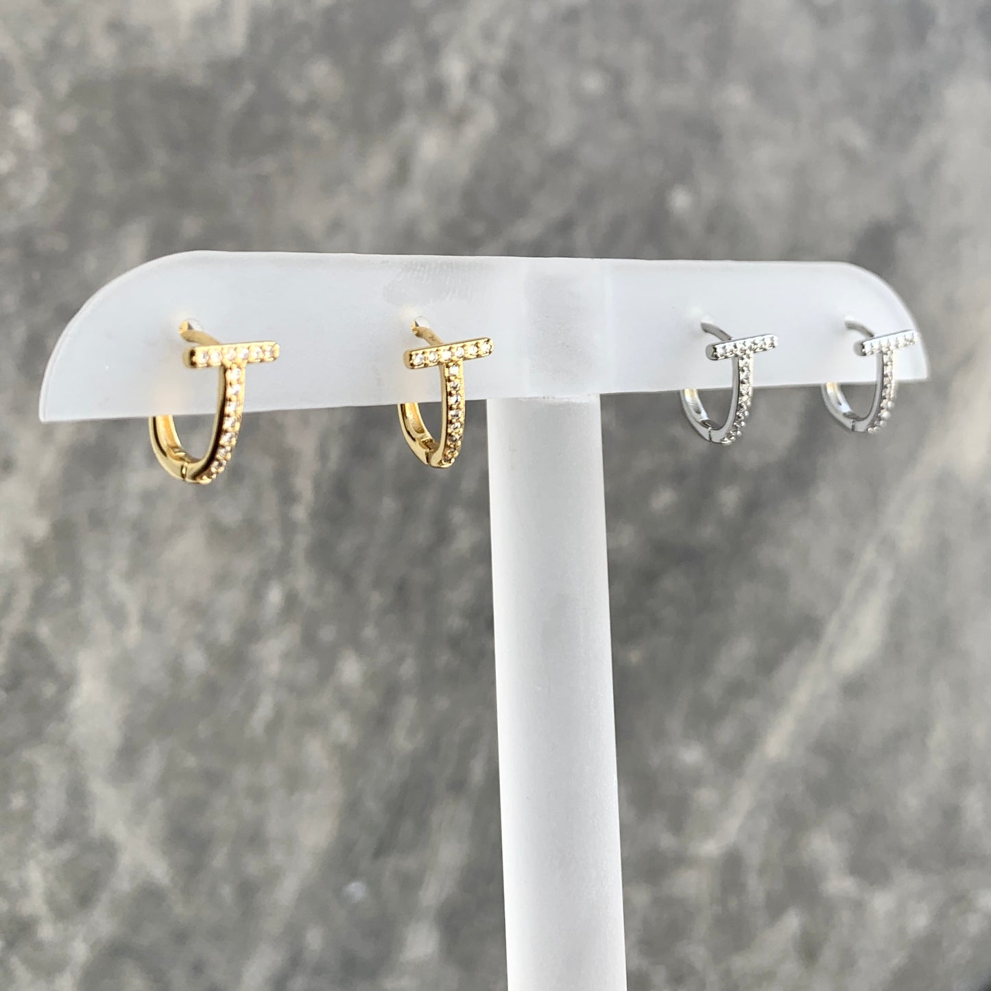Arracadas de PLATA con T cubierta con ZIRCONIAS