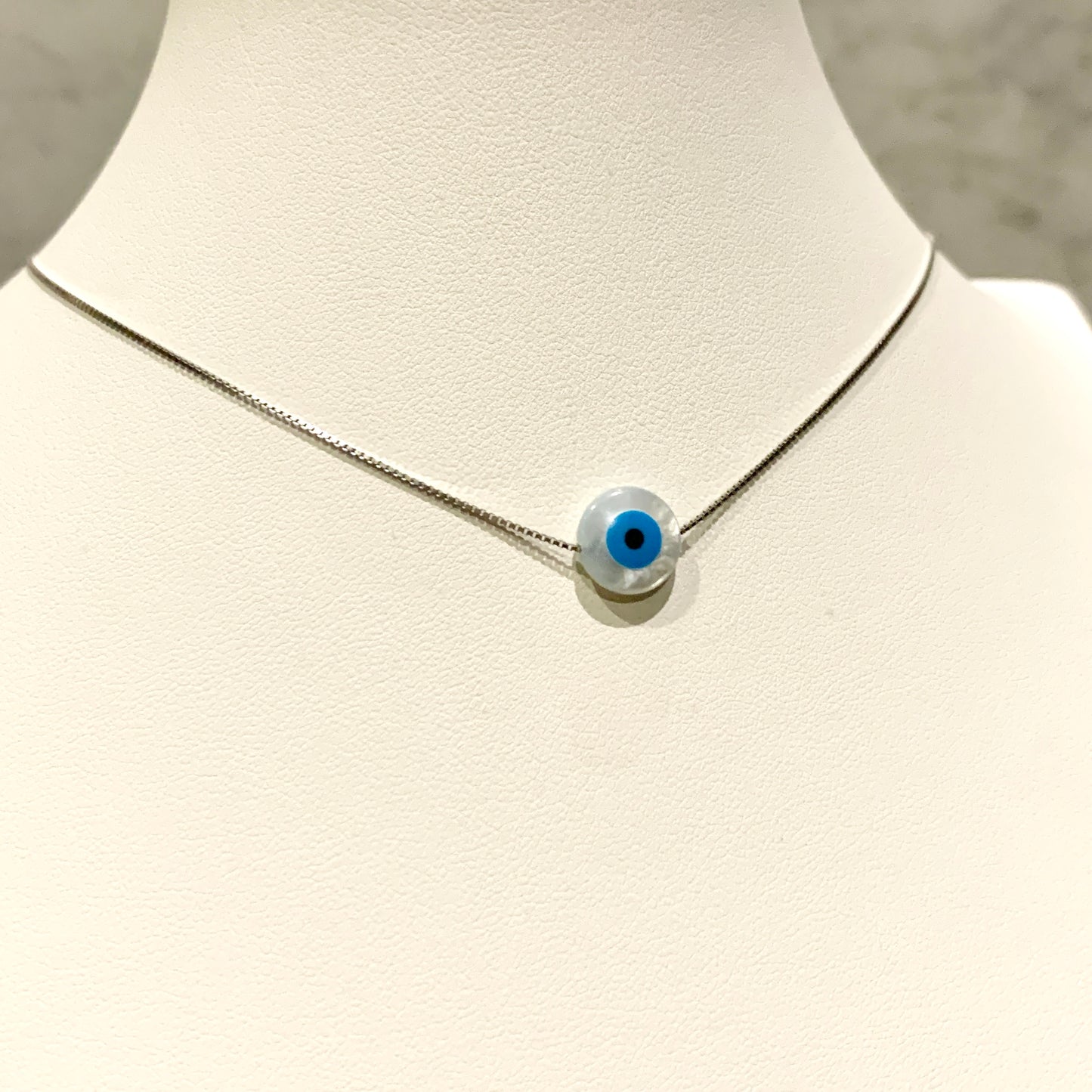 Cadenita de plata con dije de OJITO