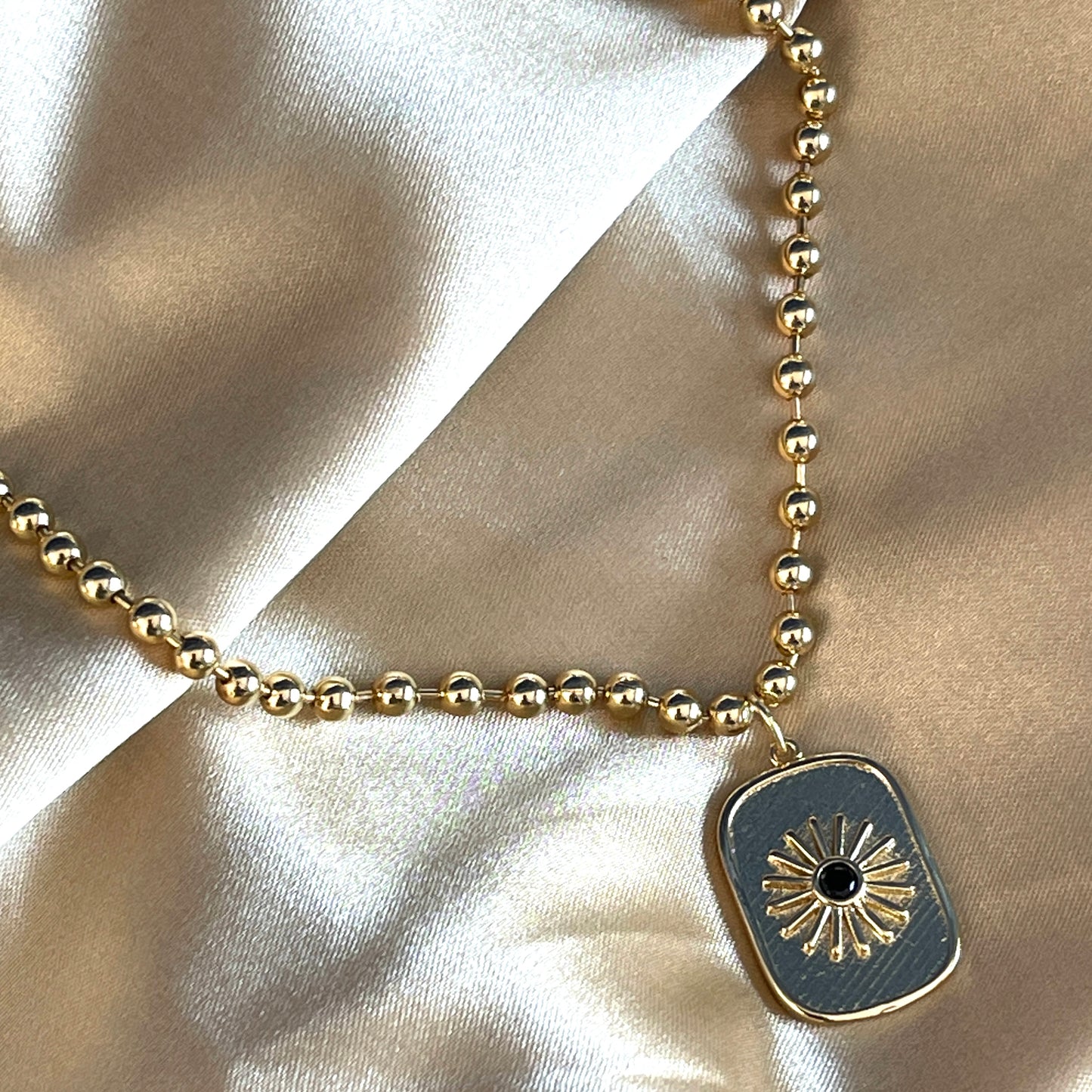 Collar con dije de placa con SOL