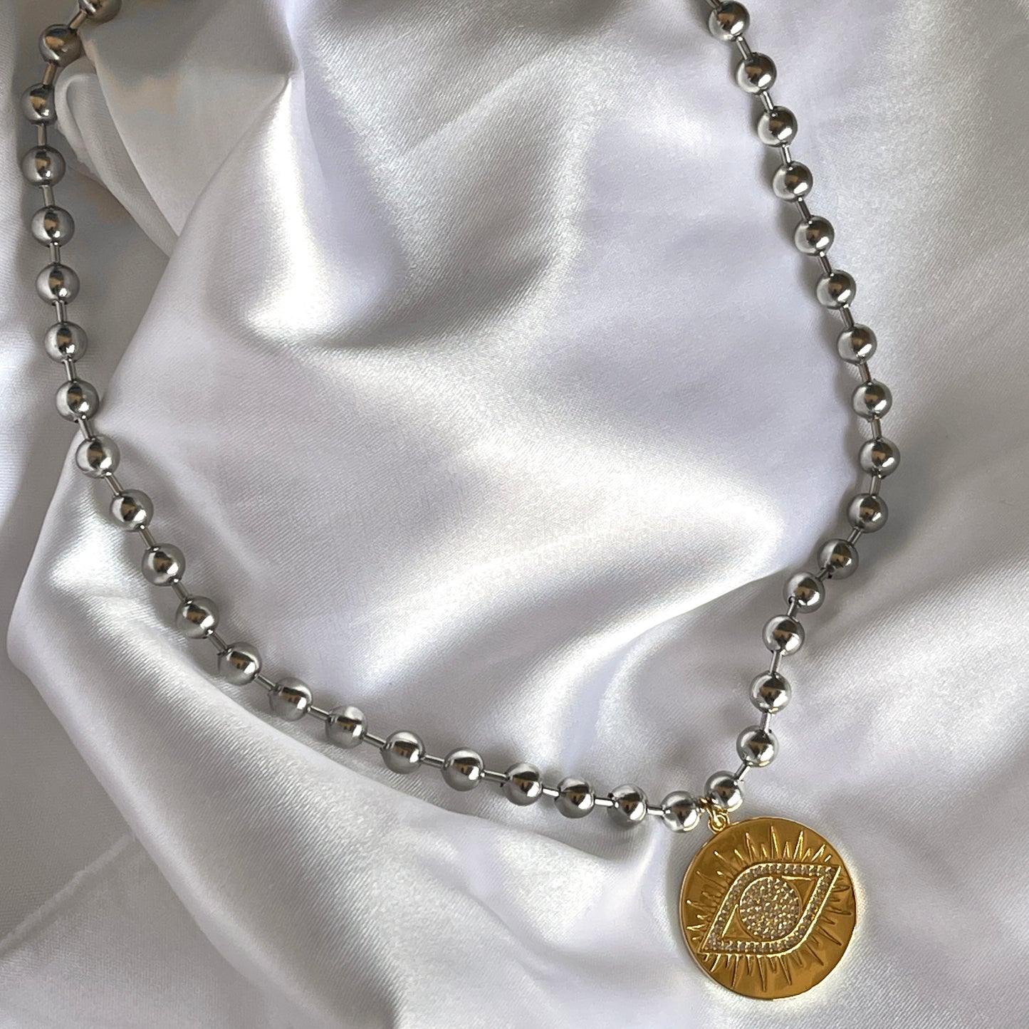 Collar de acero inoxidable con dije de OJO