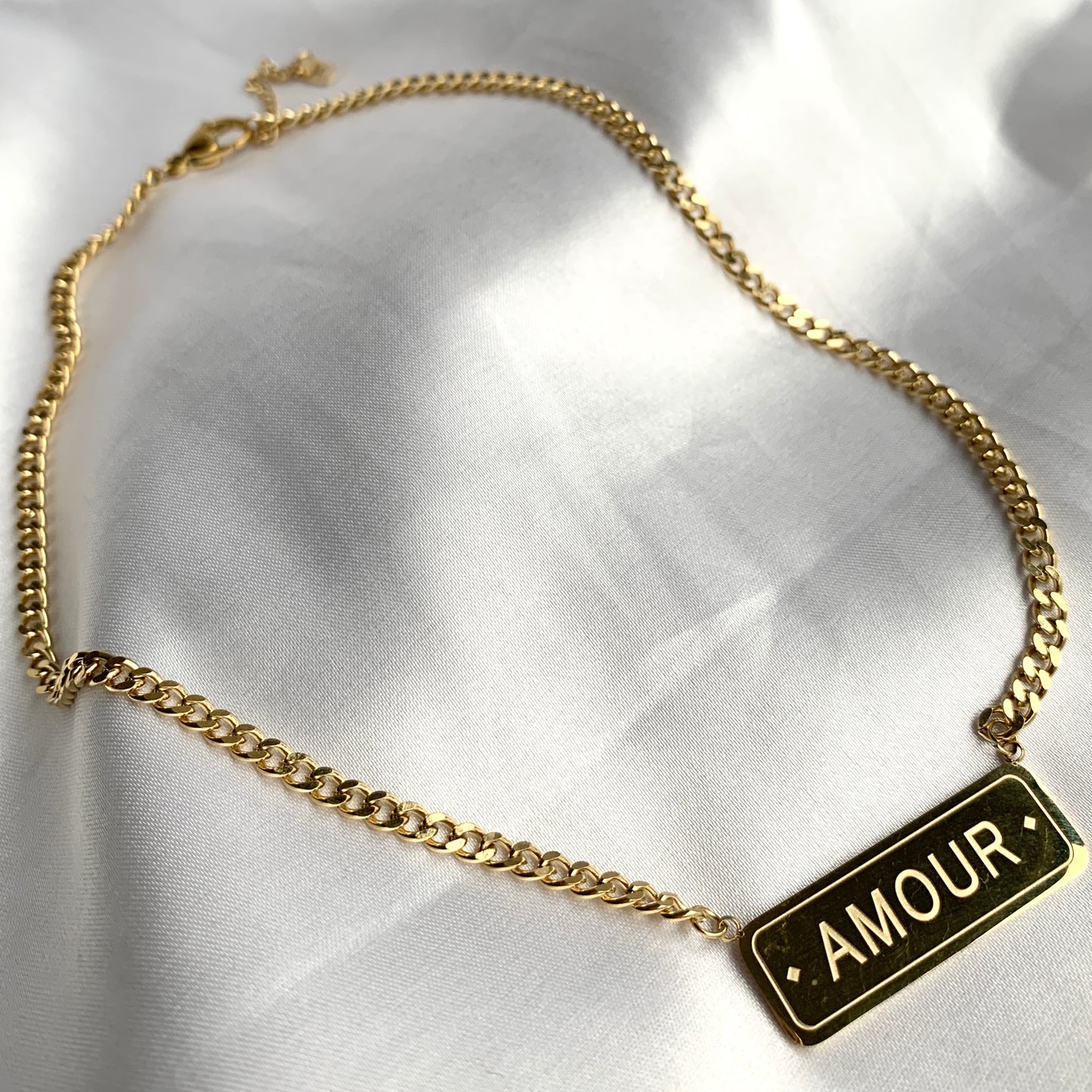 Cadena con placa AMOUR de ACERO INOXIDABLE