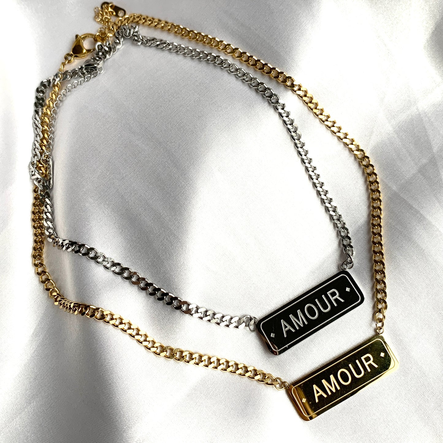 Cadena con placa AMOUR de ACERO INOXIDABLE