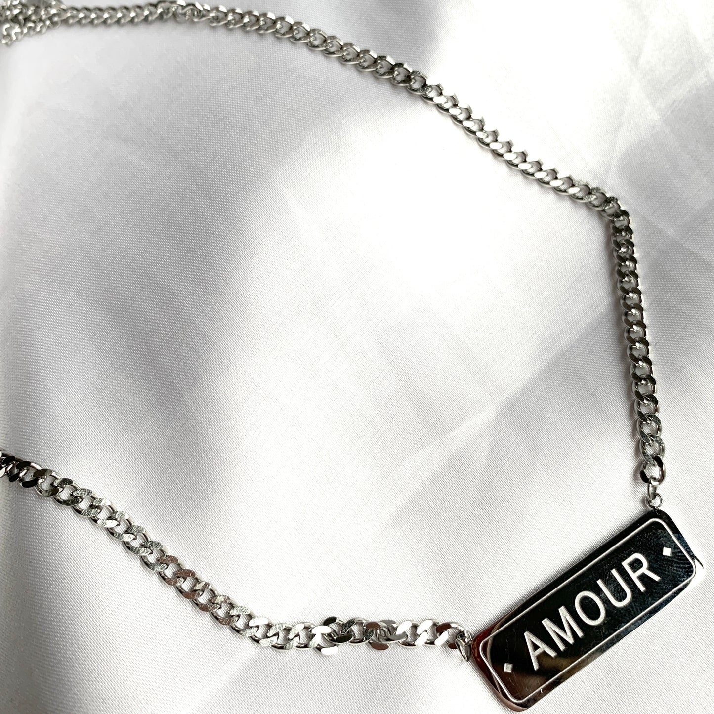 Cadena con placa AMOUR de ACERO INOXIDABLE