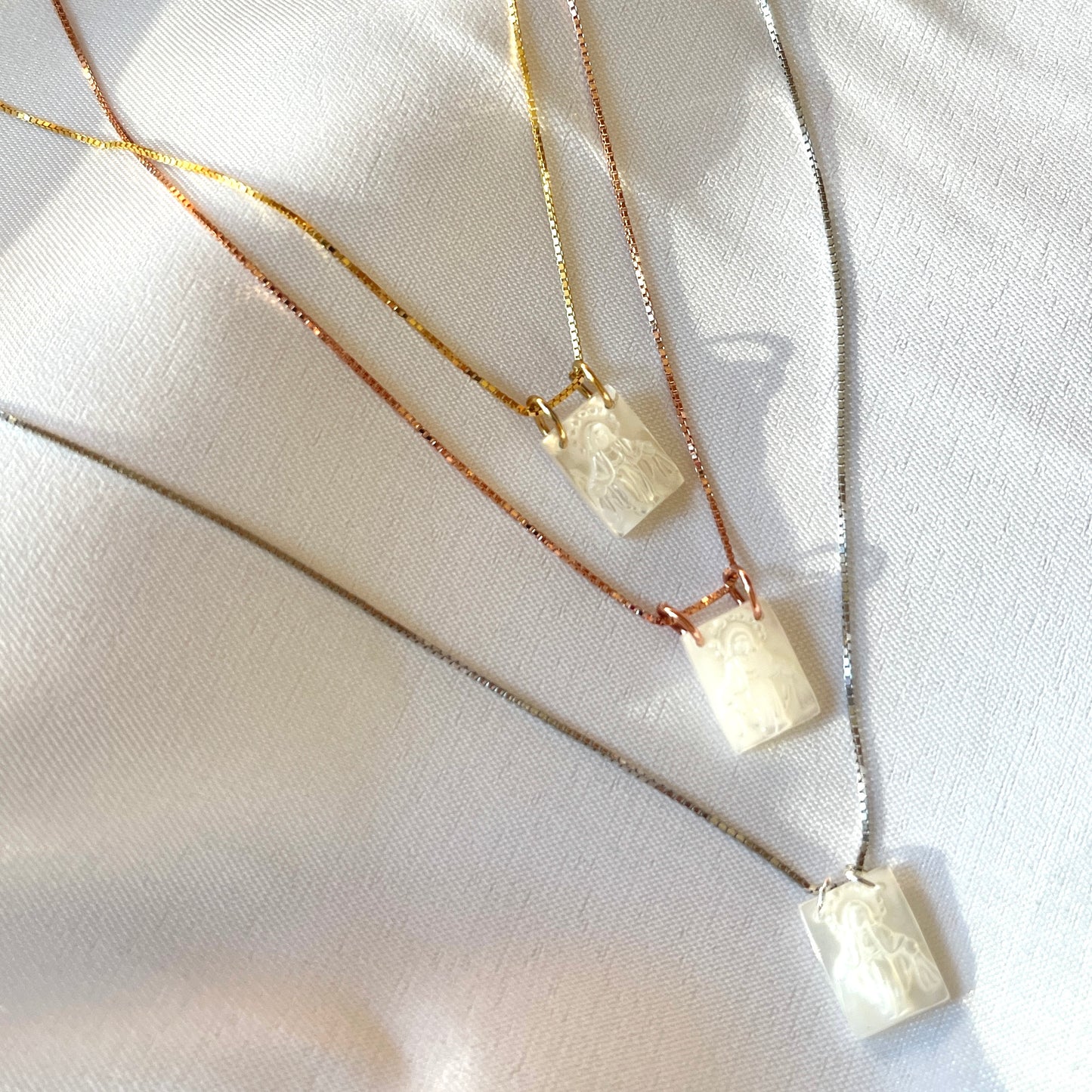 Cadenita de plata con dije de LA VIRGEN MILAGROSA