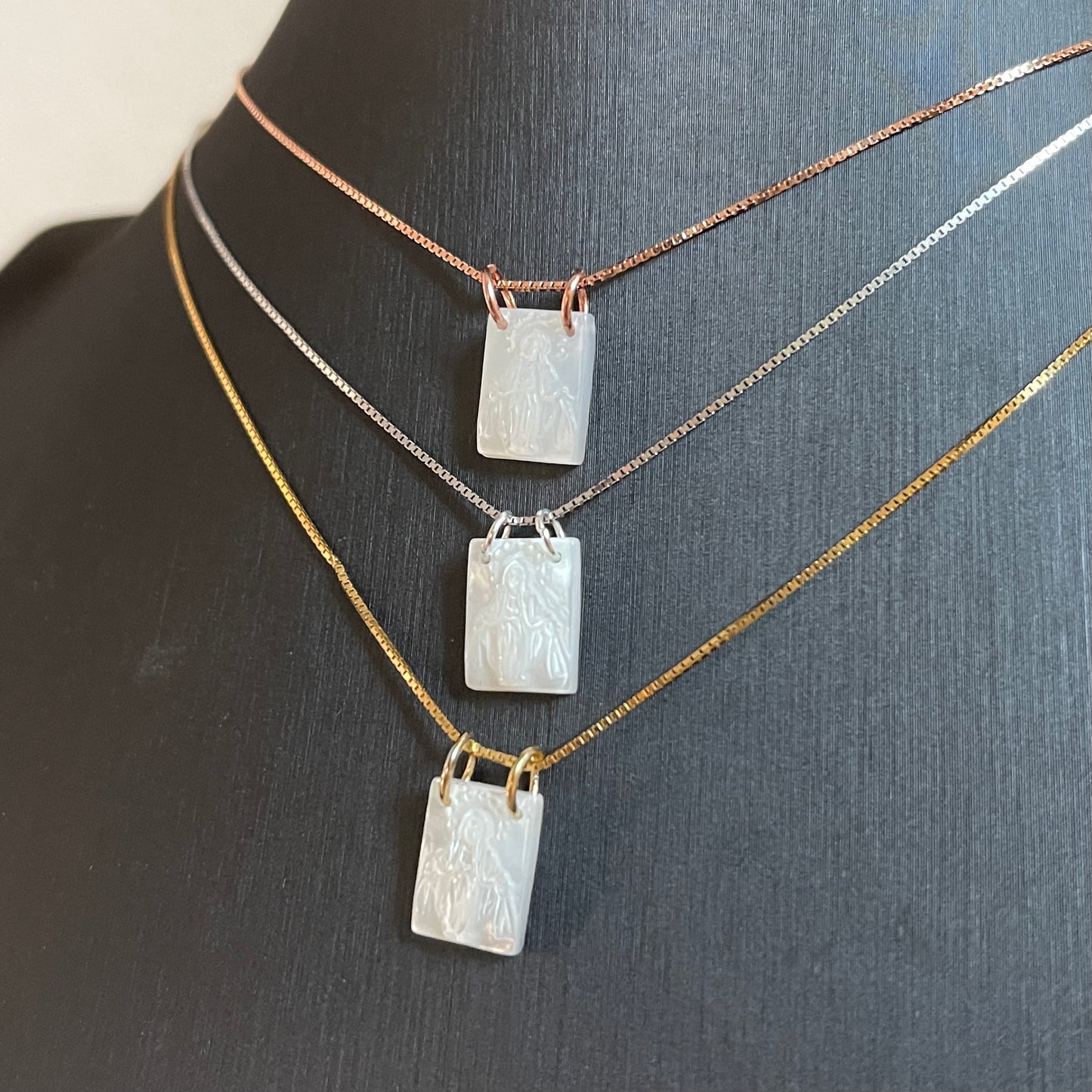 Cadenita de plata con dije de LA VIRGEN MILAGROSA