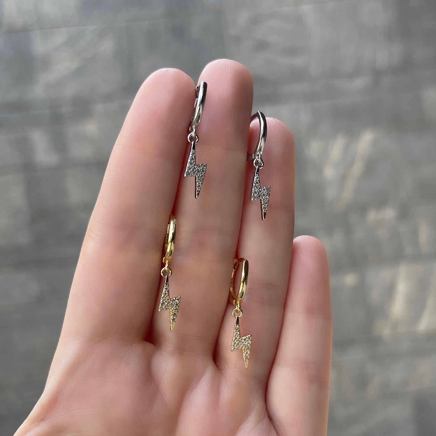 Arracadas de PLATA con dije de RAYO con zirconias