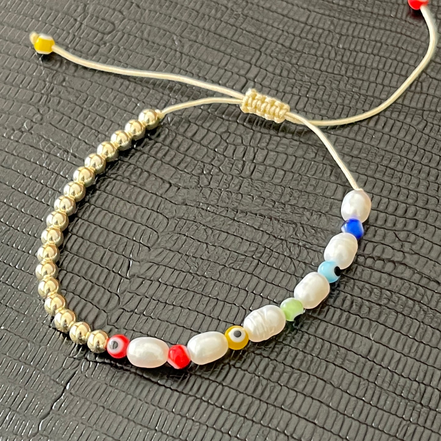 Pulsera ajustable con PERLAS y OJITOS