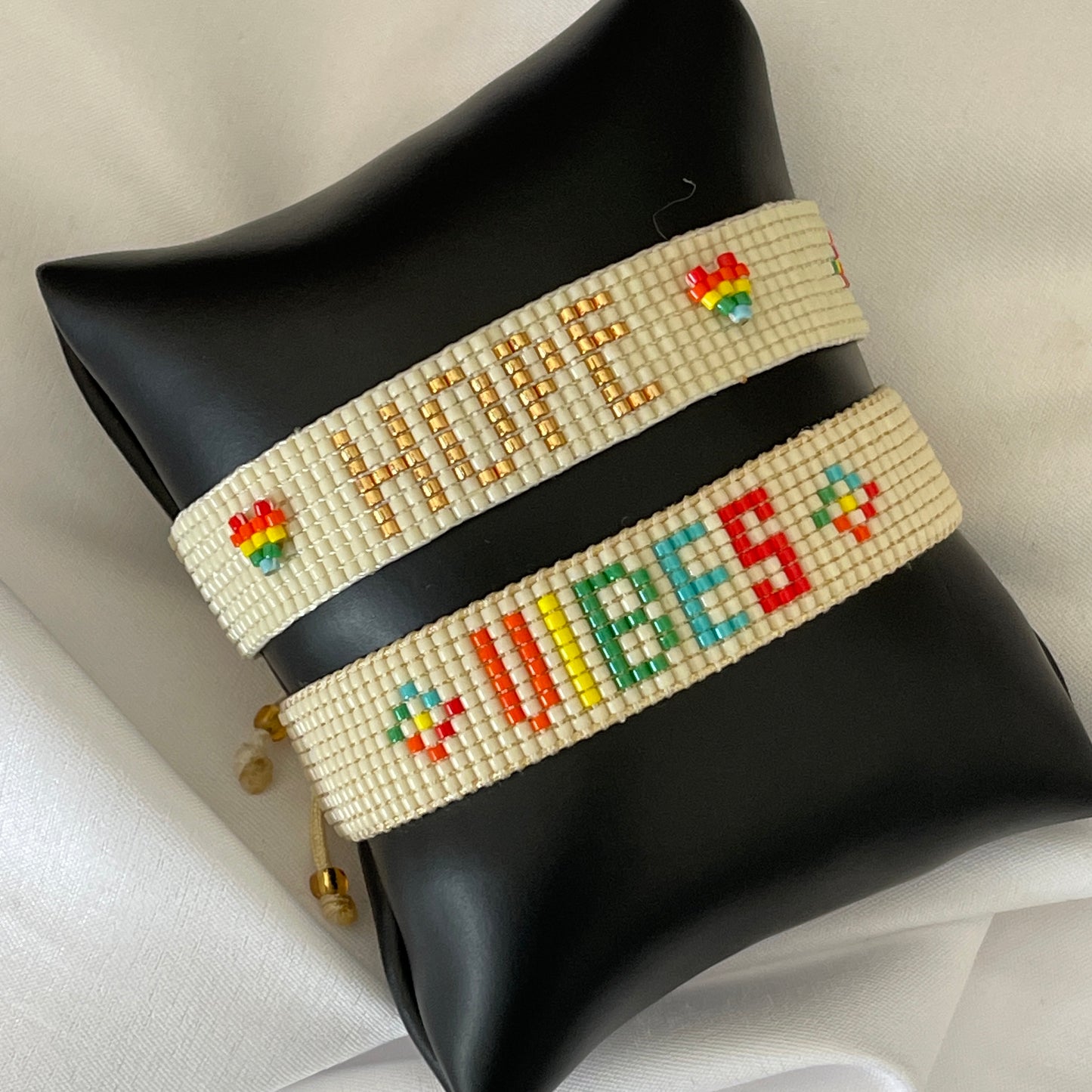 Pulseras ajustables HOPE y VIBES
