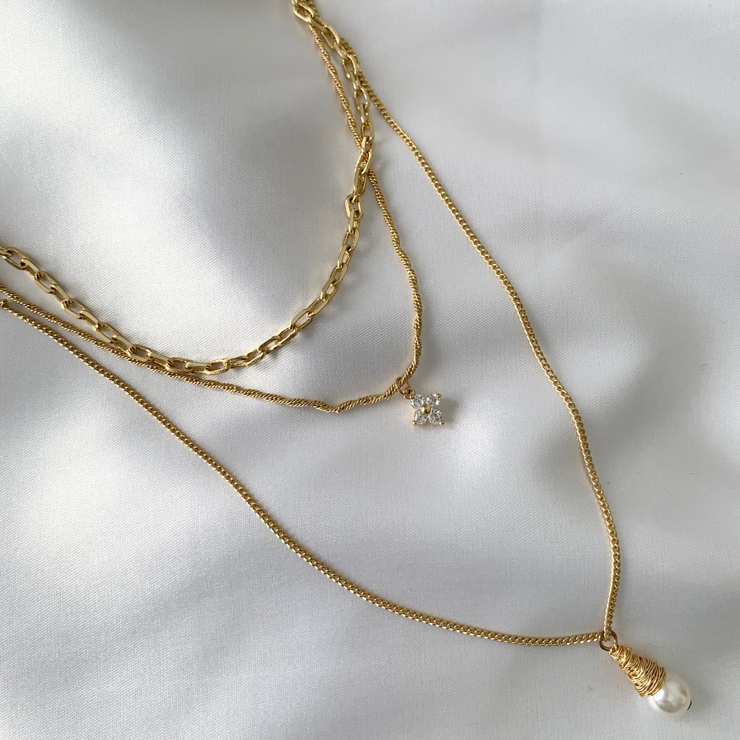 Collar TRIPLE con FLOR y PERLA de baño de oro