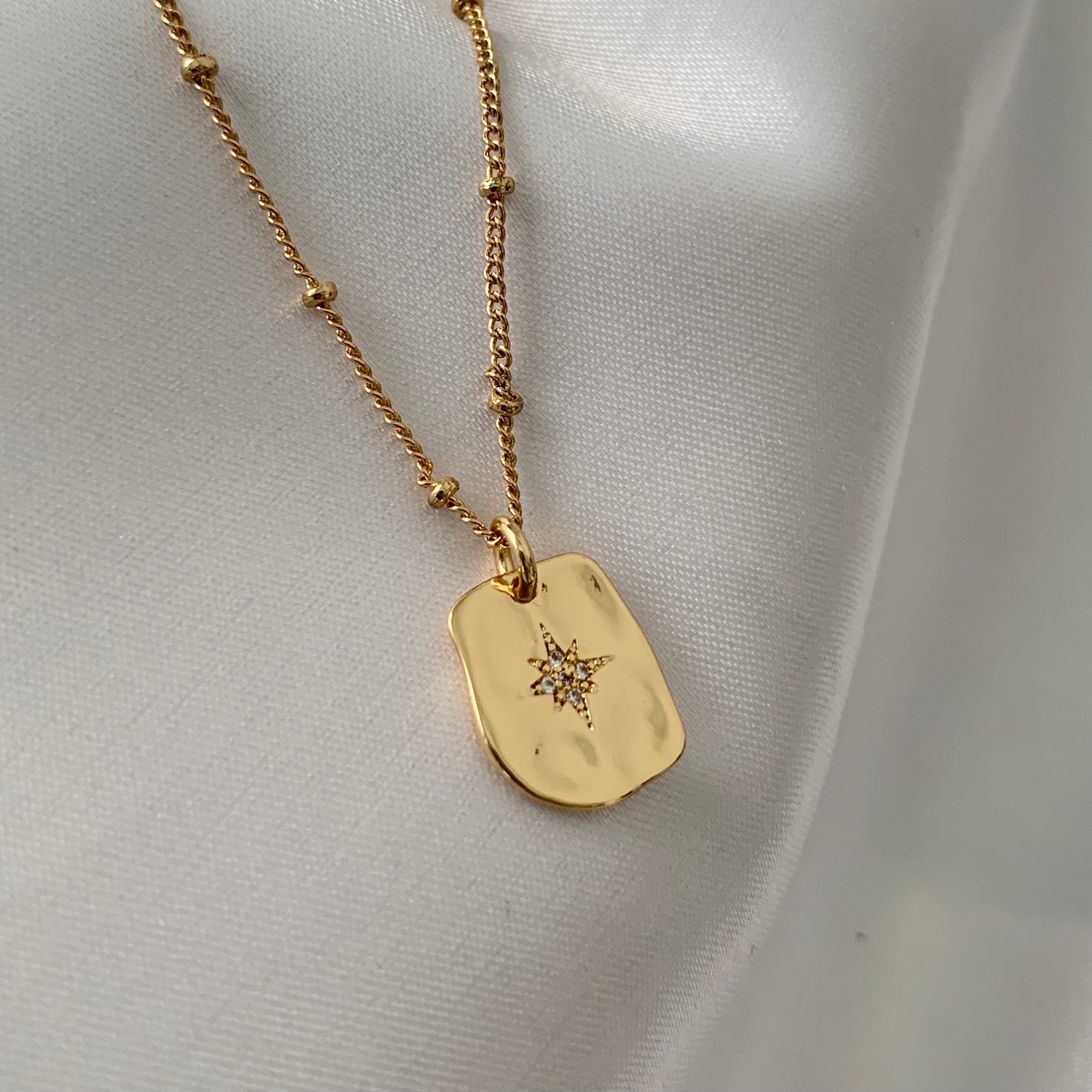 Collar TRIPLE con PLACA de baño de oro