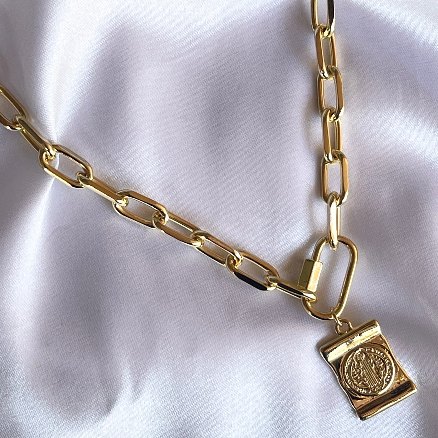Cadena DORADA con medalla de SAN BENITO