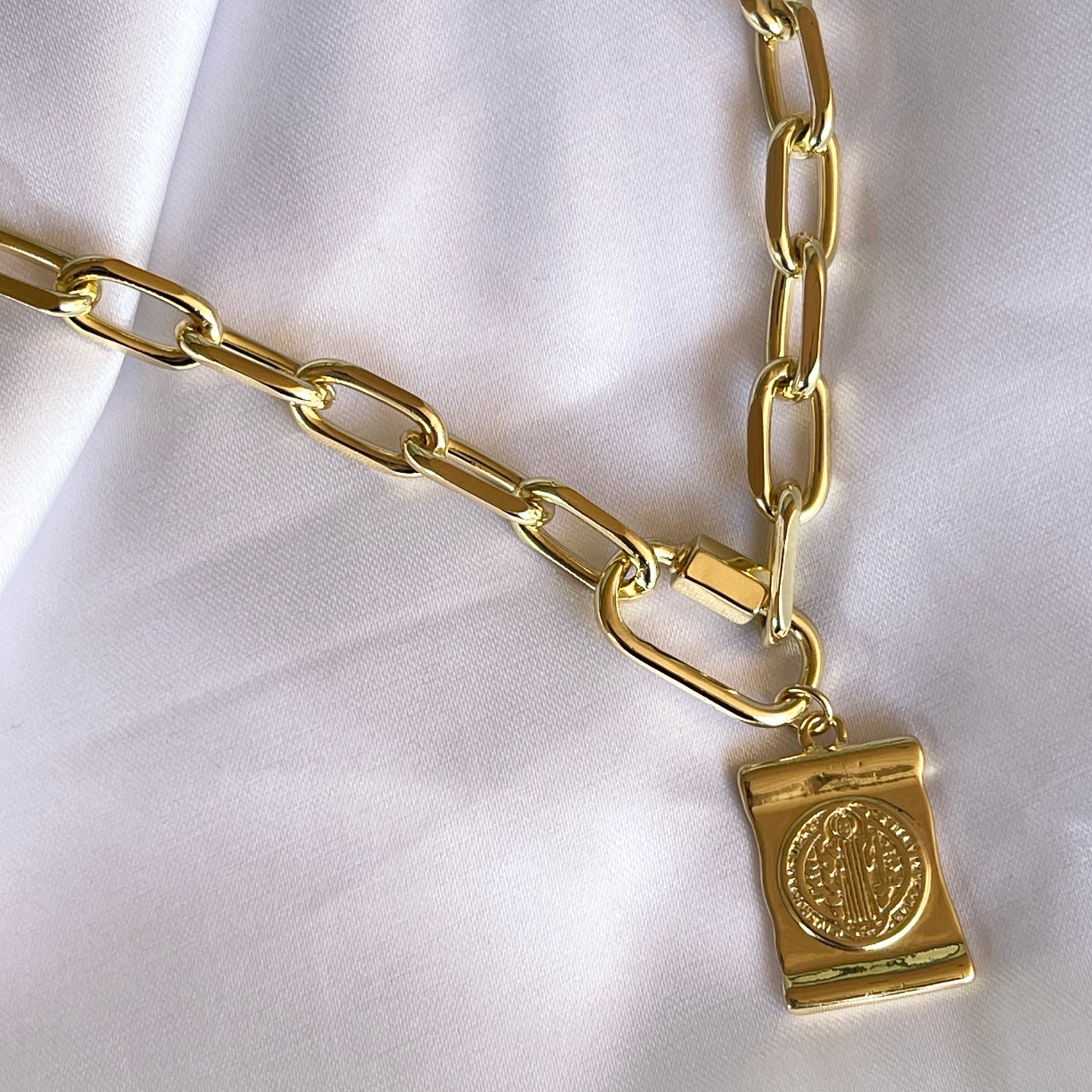 Cadena DORADA con medalla de SAN BENITO