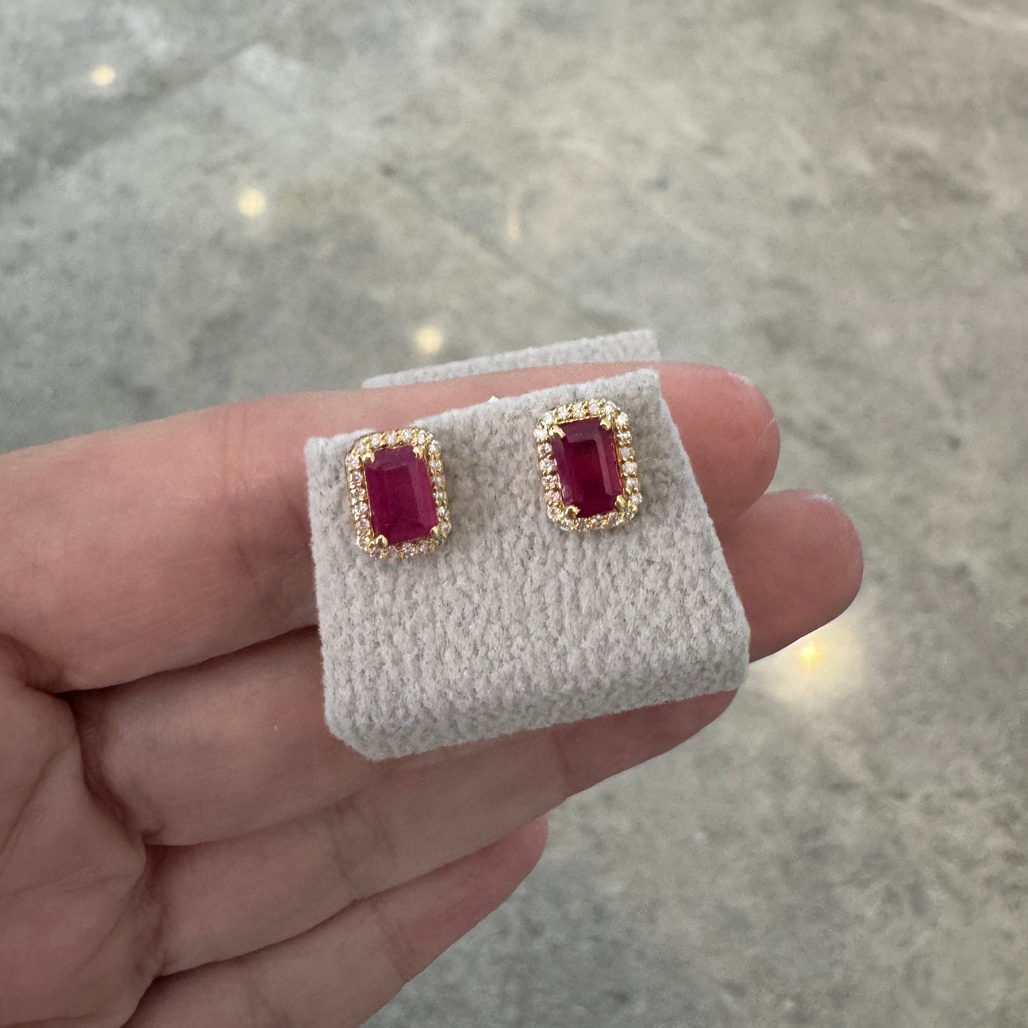 Aretes de ORO amarillo con Rubies y halo de diamantes $530