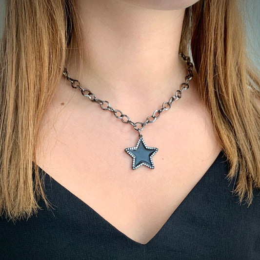 Cadena con dije de ESTRELLA NEGRA