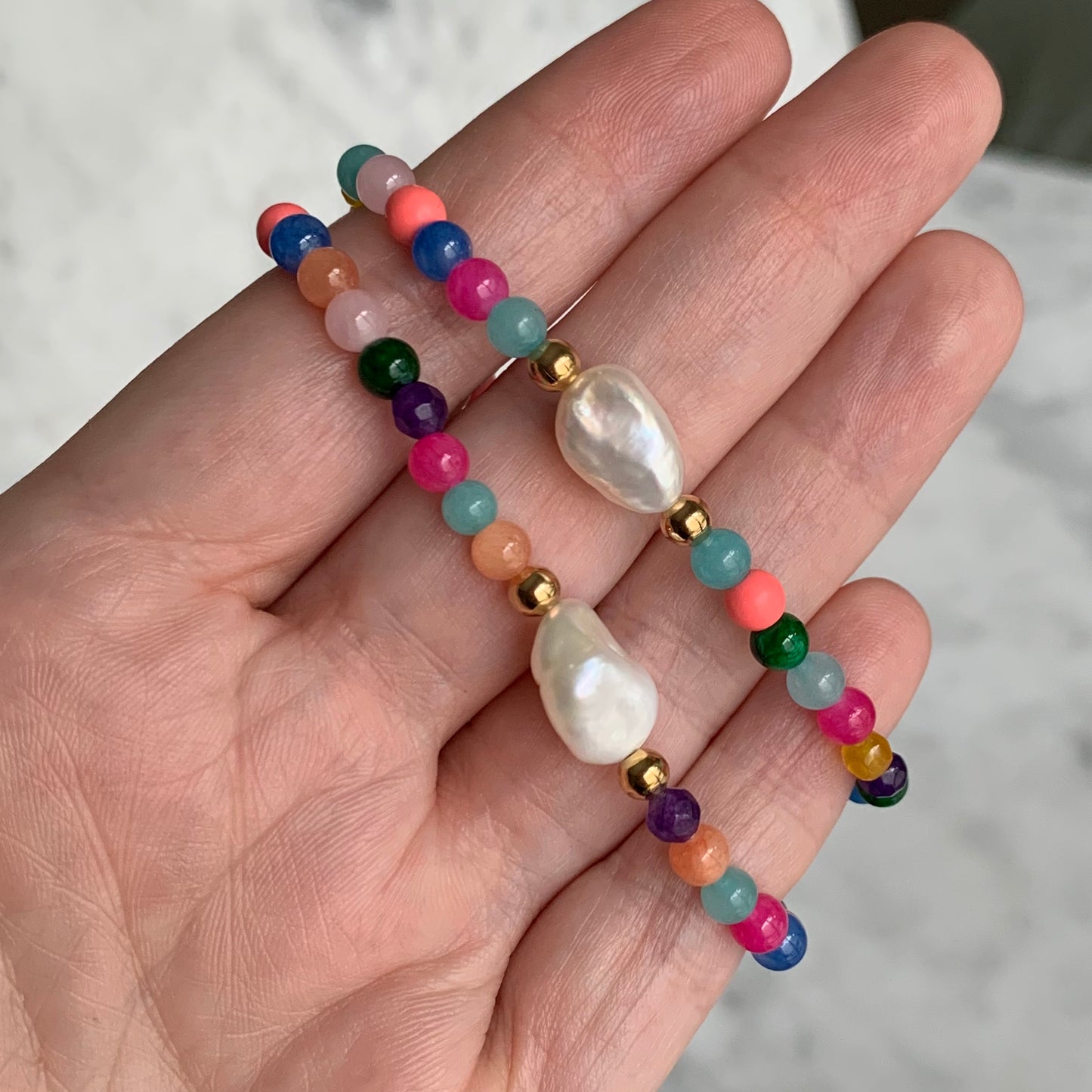 Pulsera de PIEDRITAS DE COLORES con PERLA