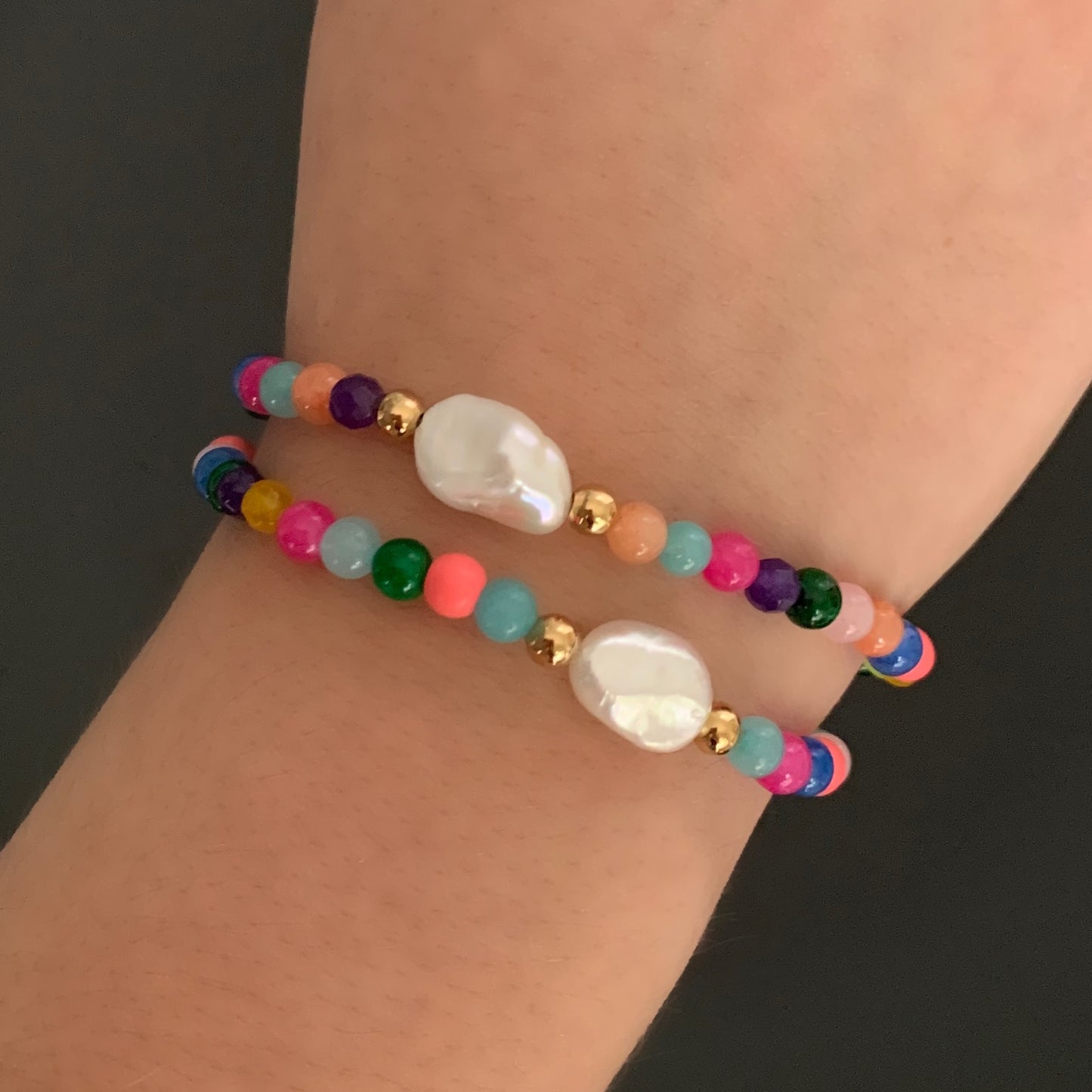 Pulsera de PIEDRITAS DE COLORES con PERLA