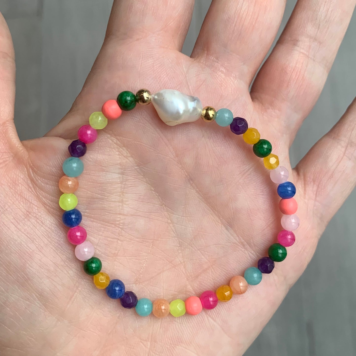 Pulsera de PIEDRITAS DE COLORES con PERLA