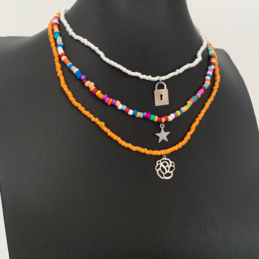 Set de 3 collares de colores con dijes plateados