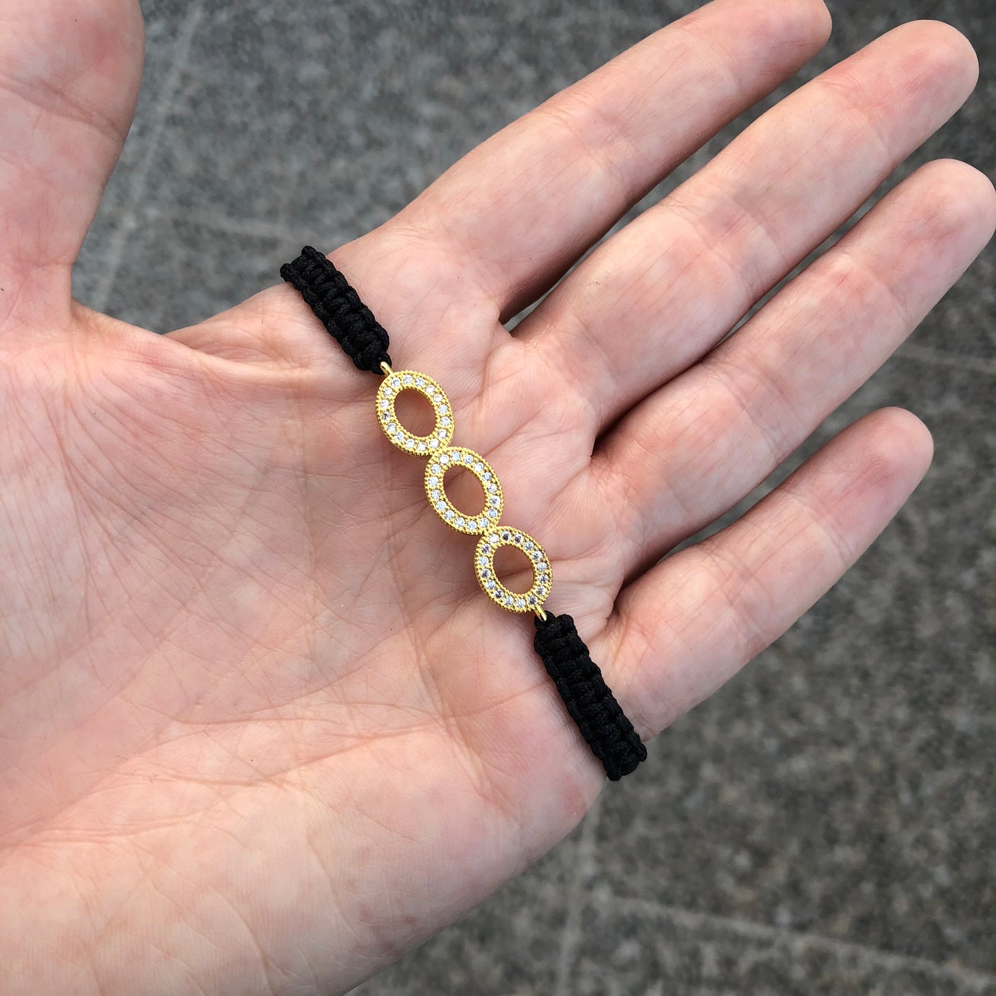 Pulsera tipo MACRAME con dijes con ZIRCONIAS