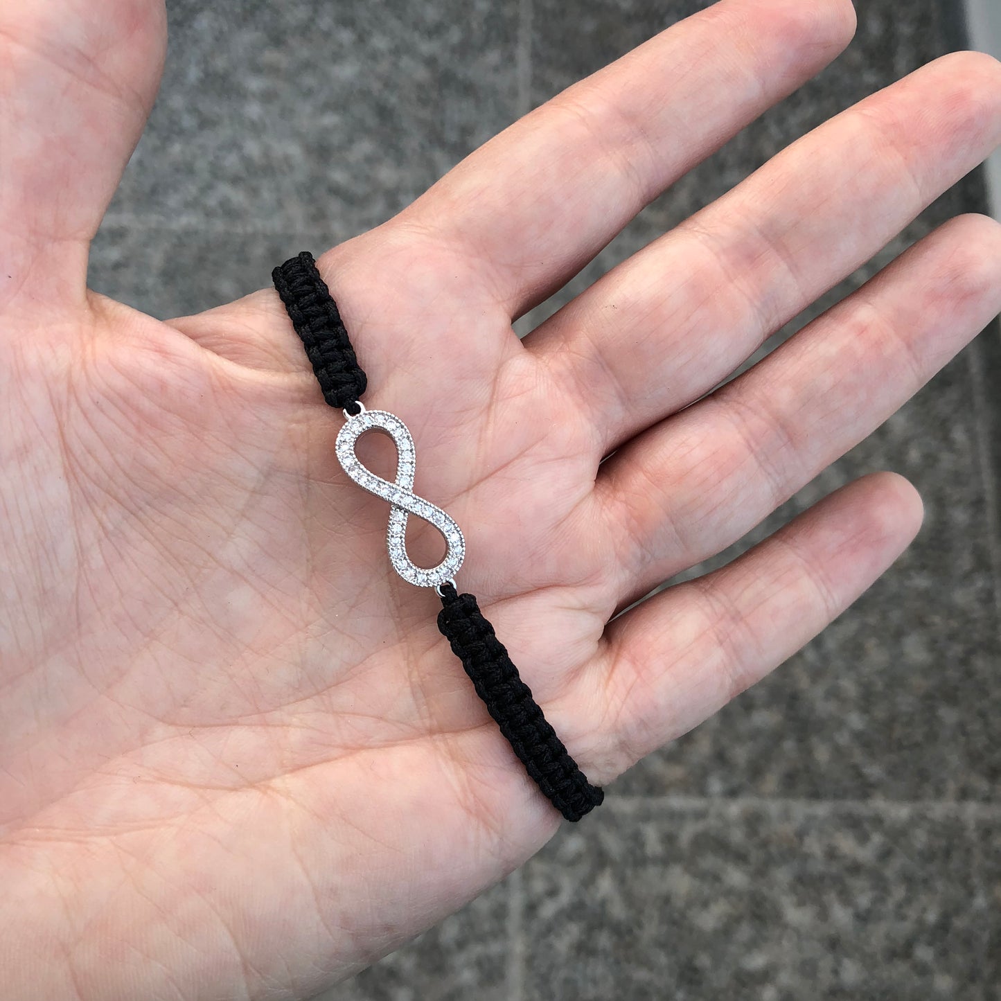 Pulsera tipo MACRAME con dijes con ZIRCONIAS