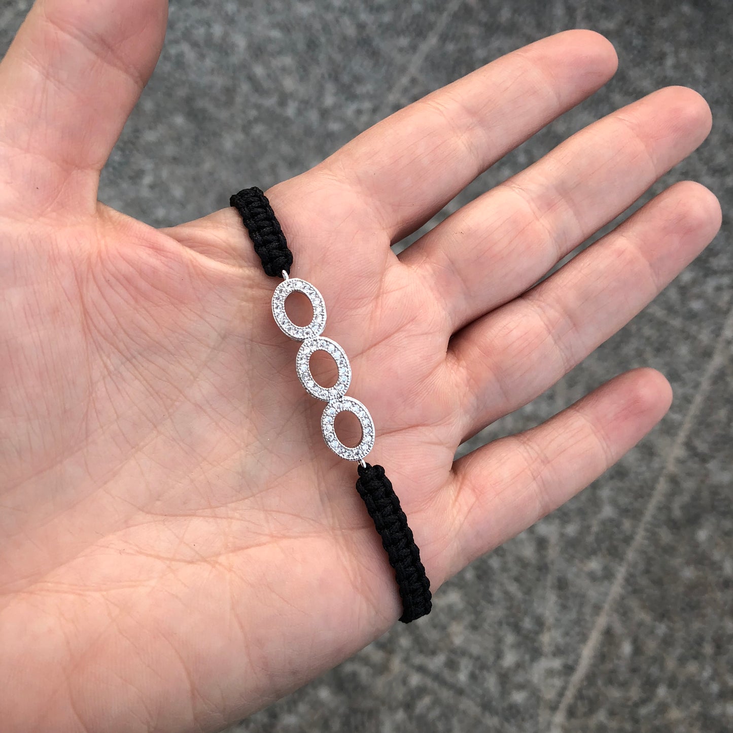 Pulsera tipo MACRAME con dijes con ZIRCONIAS