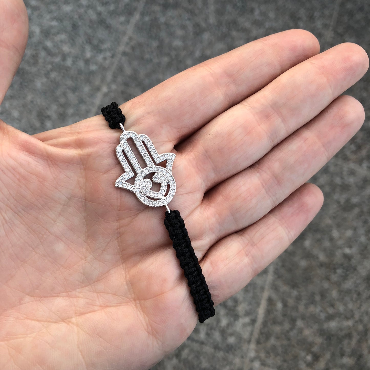 Pulsera tipo MACRAME con dijes con ZIRCONIAS
