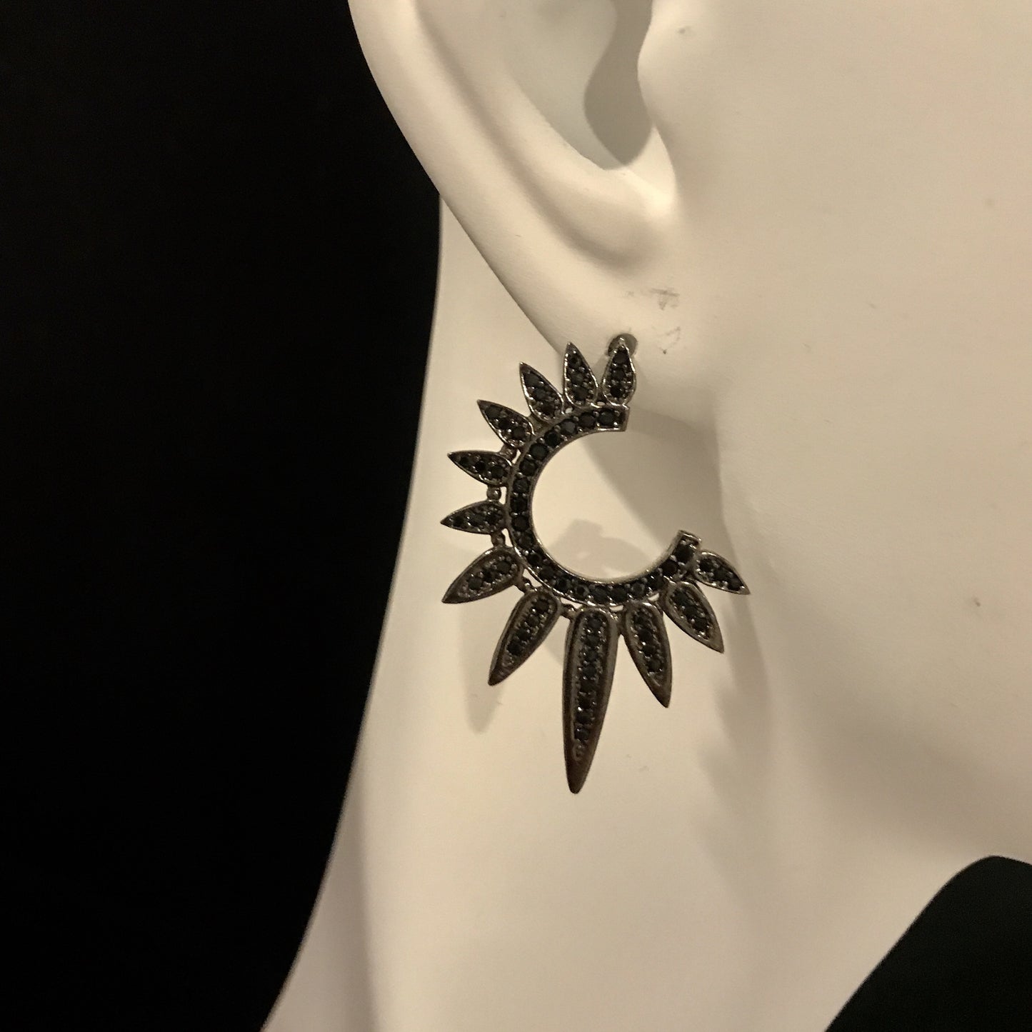 Aretes de plata con ZIRCONIAS NEGRAS de circulo incompleto