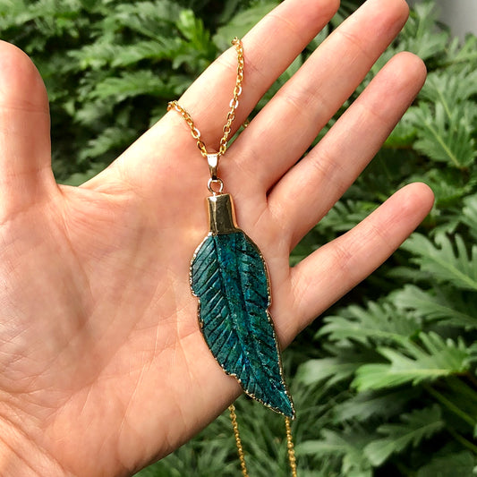 Cadena DORADA con dije de HOJA verde/turquesa