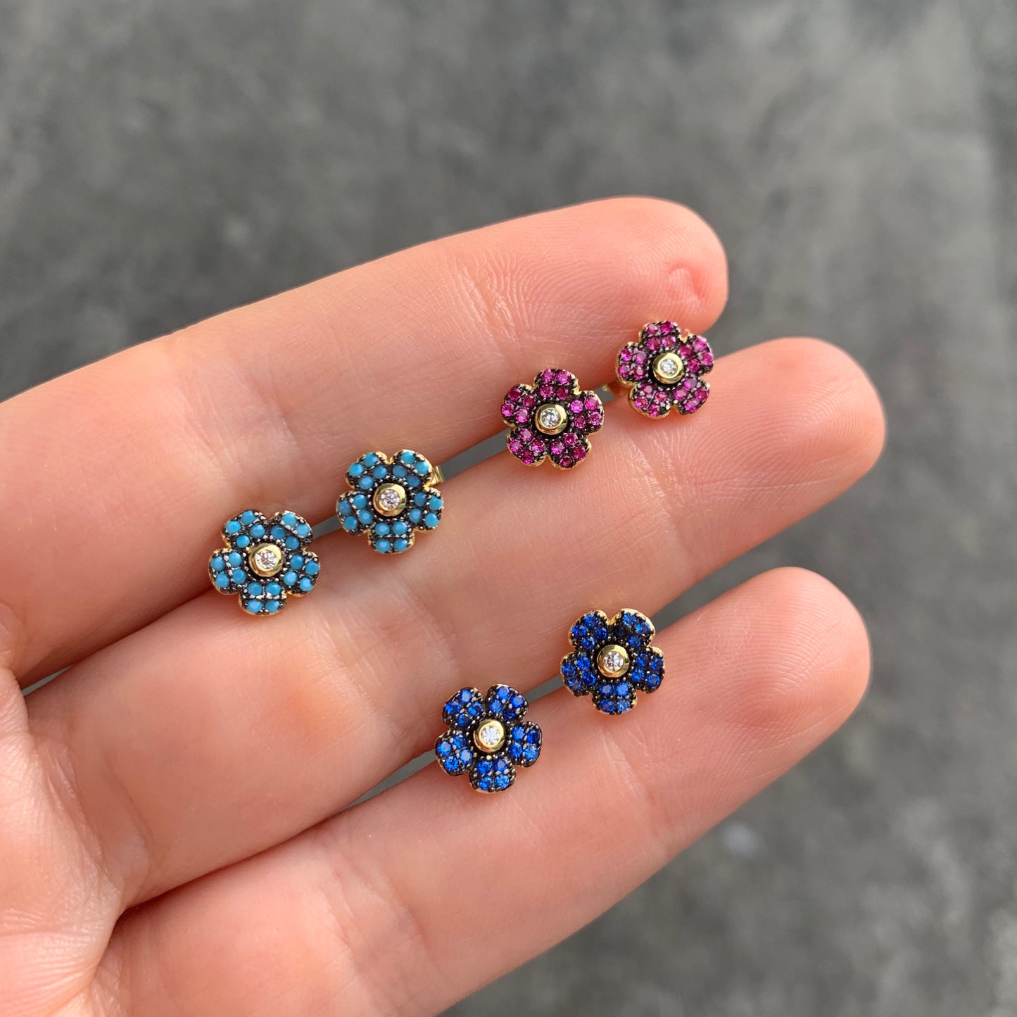 Aretes DORADOS de FLOR con PIEDRA/ZIRCONIA de COLOR