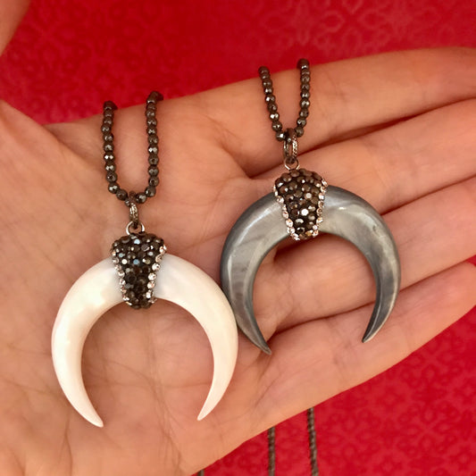 Cadena CORTA de HEMATITA NEGRA con Dije MEDIA LUNA de CONCHA