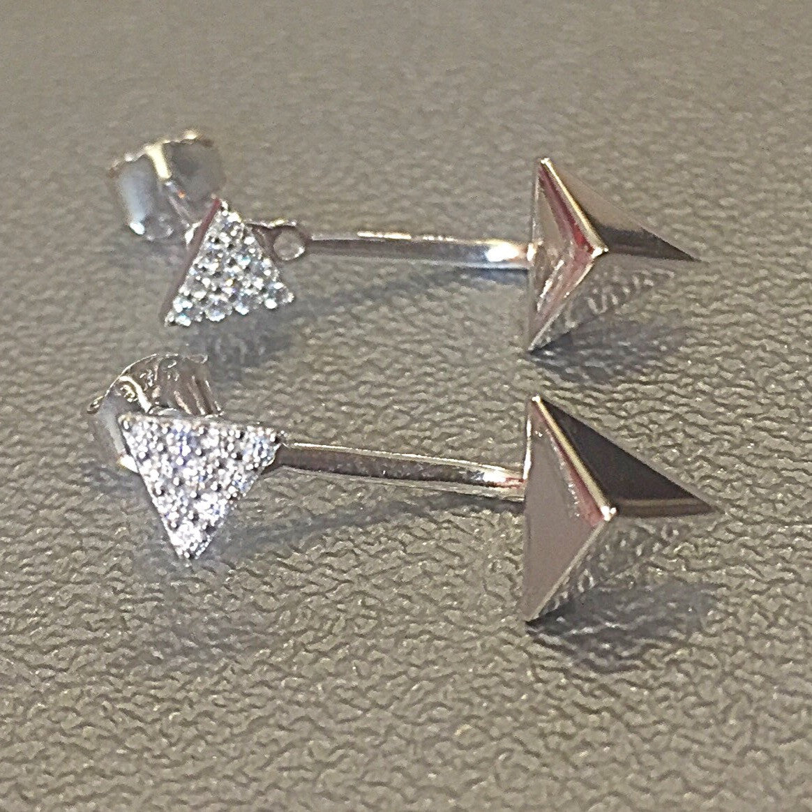 Arete doble con cristales de triangulo 3D