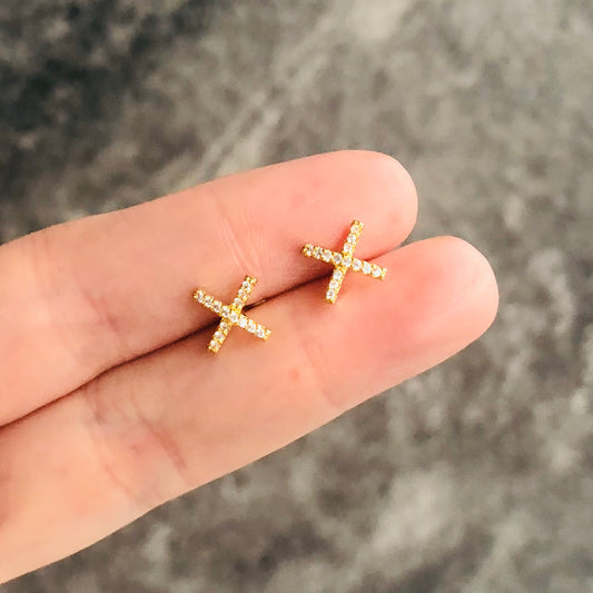 Aretes de X dorados cubiertos con ZIRCONIAS