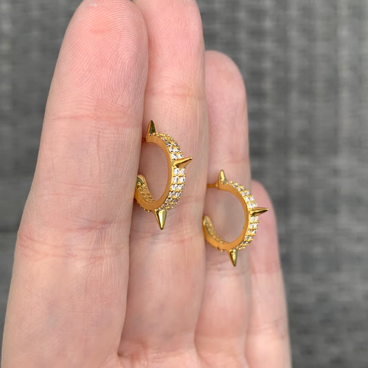 Arracada de RODIO con baño de oro con PICOS y ZIRCONIAS